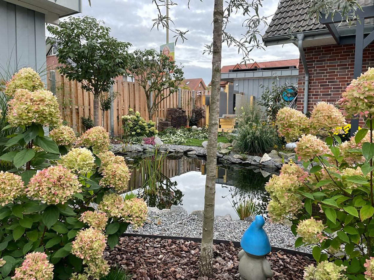 Gartenlandschaft mit Steinelementen